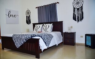 2 Minutes Walk to Beach Huge 3 bdrm Condo with Pool