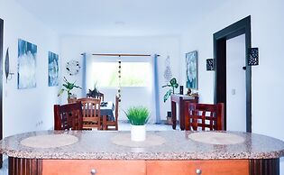 2 Minutes Walk to Beach Huge 3 bdrm Condo with Pool