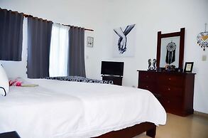 2 Minutes Walk to Beach Huge 3 bdrm Condo with Pool