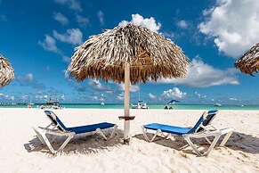 2 Minutes Walk to Beach Huge 3 bdrm Condo with Pool