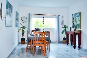 2 Minutes Walk to Beach Huge 3 bdrm Condo with Pool