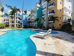 2 Minutes Walk to Beach Huge 3 bdrm Condo with Pool