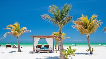 2 Minutes Walk to Beach Huge 3 bdrm Condo with Pool