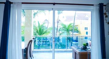 2 Minutes Walk to Beach Huge 3 bdrm Condo with Pool