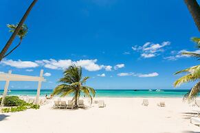 2 Minutes Walk to Beach Huge 3 bdrm Condo with Pool