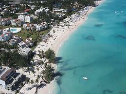2 Minutes Walk to Beach Huge 3 bdrm Condo with Pool