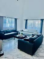 2 Minutes Walk to Beach Huge 3 bdrm Condo with Pool