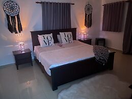 2 Minutes Walk to Beach Huge 3 bdrm Condo with Pool