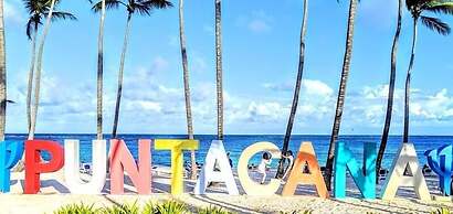 2 Minutes Walk to Beach Huge 3 bdrm Condo with Pool