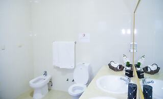 2 Minutes Walk to Beach Huge 3 bdrm Condo with Pool