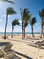2 Minutes Walk to Beach Huge 3 bdrm Condo with Pool