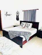 2 Minutes Walk to Beach Huge 3 bdrm Condo with Pool