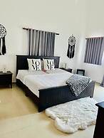 2 Minutes Walk to Beach Huge 3 bdrm Condo with Pool