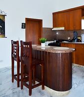 2 Minutes Walk to Beach Huge 3 bdrm Condo with Pool