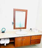 2 Minutes Walk to Beach Huge 3 bdrm Condo with Pool