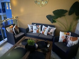 2 Minutes Walk to Beach Huge 3 bdrm Condo with Pool