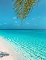 2 Minutes Walk to Beach Huge 3 bdrm Condo with Pool