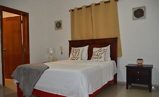 2 Minutes Walk to Beach Huge 3 bdrm Condo with Pool