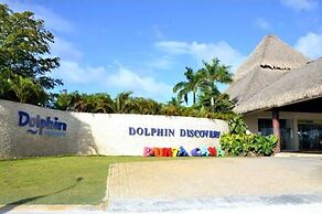 2 Minutes Walk to Beach Huge 3 bdrm Condo with Pool