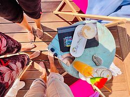 feels Beach Club Hotel