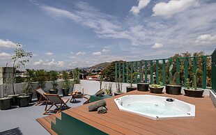 Rooftop Hot Tub 3 levels 5br in Villa