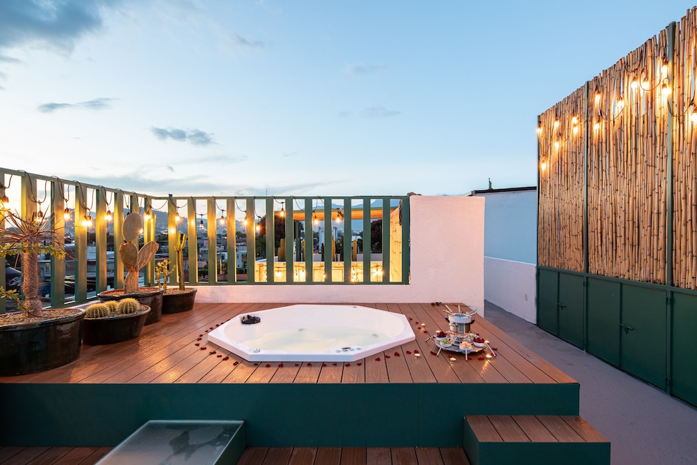 Rooftop Hot Tub 3 levels 5br in Villa