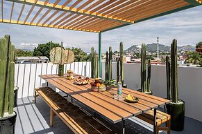 Rooftop Hot Tub 3 levels 5br in Villa