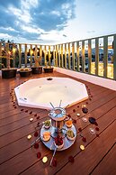 Rooftop Hot Tub 3 levels 5br in Villa