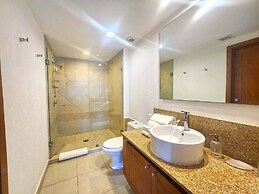 Beachfront Grand Venetian condo