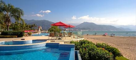 Beachfront Grand Venetian condo