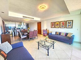 Beachfront Grand Venetian condo