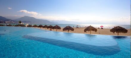Beachfront Grand Venetian condo