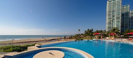 Beachfront Grand Venetian condo