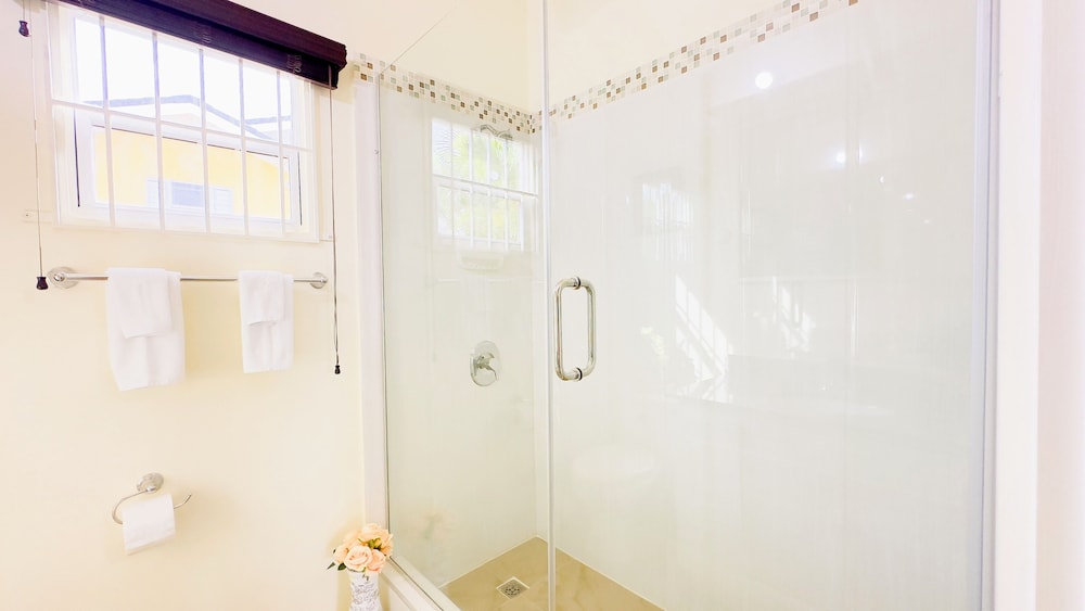 Jhadano Villa 3BR Pool Shuttle 3 Mins to Beach