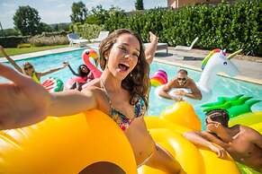 Jhadano Villa 3BR Pool Shuttle 3 Mins to Beach