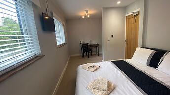 Deepcut Lodge Bed and Breakfast Self Service