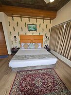 Hotel The Grand Ladhukara