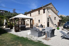 Charming 2-bed Apartment in Petritoli
