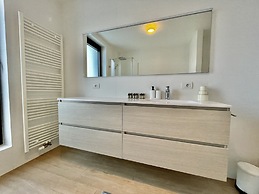 One Lux Stay near Diamond District