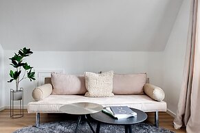 Charm 2 - Great 2-bdr Apt With Shared Garden and Balcony