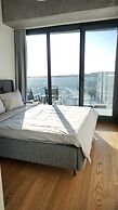 Modern 2Bed Condo in Luxurious Building