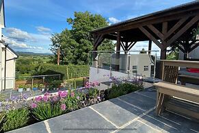 Cottage With Stunning Views and hot tub