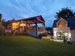 Cottage With Stunning Views and hot tub