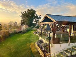 Cottage With Stunning Views and hot tub