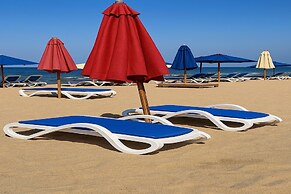 Budget-friendly Seaside Stay