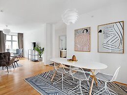 Constantin - Chic 2-bdr Apt With Balcony
