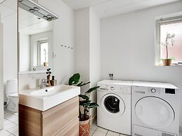 Constantin - Chic 2-bdr Apt With Balcony