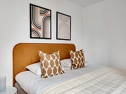 Constantin - Chic 2-bdr Apt With Balcony