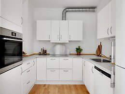 Constantin - Chic 2-bdr Apt With Balcony