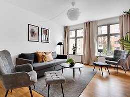 Constantin - Chic 2-bdr Apt With Balcony